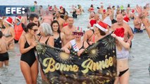 Baño tradicional de Año Nuevo en el mar Mediterráneo en la Riviera francesa