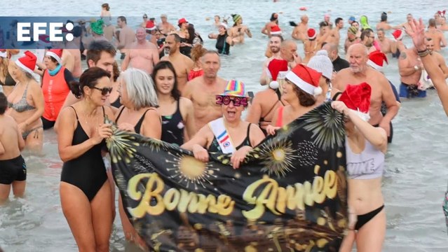 Baño tradicional de Año Nuevo en el mar Mediterráneo en la Riviera francesa