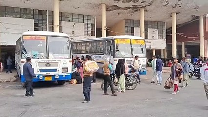 जगह-जगह चक्का जाम : थमी रोडवेज बसों की चाल, 70 फीसदी संचालन बाधित