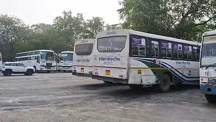 जगह-जगह चक्का जाम : थमी रोडवेज बसों की चाल, 70 फीसदी संचालन बाधित