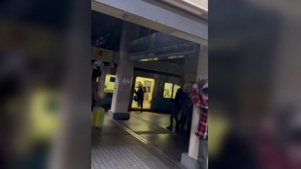Al menos seis personas han quedado atrapadas bajo los escombros tras un terremoto de magnitud 7,6 en Japón
