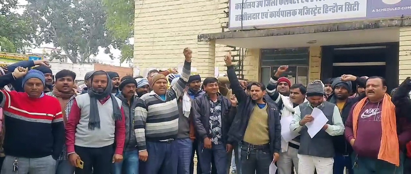 वाहन संचालन बंद रख सडक़ पर उतरे चालक,रोडवेज सेवाएं भी रहीं प्रभावित