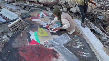 فنانة فلسطينية توثق بريشتها الآلام والدمار في غزة