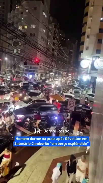 Homem dorme na praia após Réveillon em Balneário Camboriú