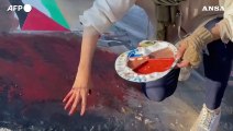 Gaza, artista palestinese dipinge sulle macerie a Rafah