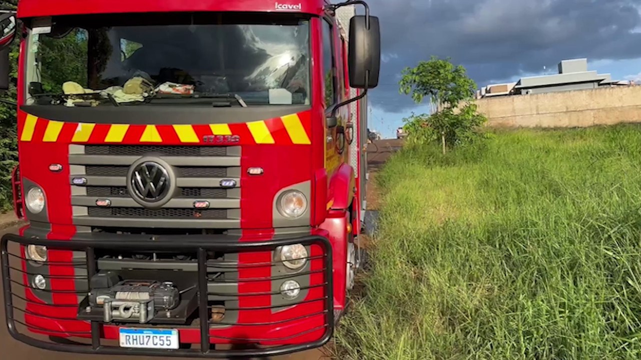 Equipes do Corpo de Bombeiros foram deslocadas para combater incêndio no Cascavel Velho