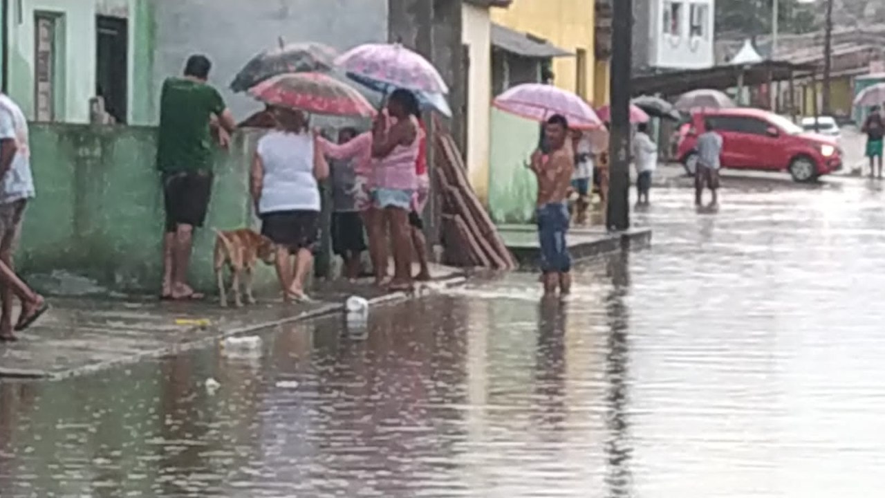 CHUVAS ALAGAM DISTRITO DE IBIRANGA EM ITAMBÉ