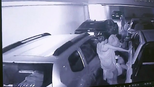 Mulher entra em trabalho de parto e dá à luz em garagem de prédio; assista