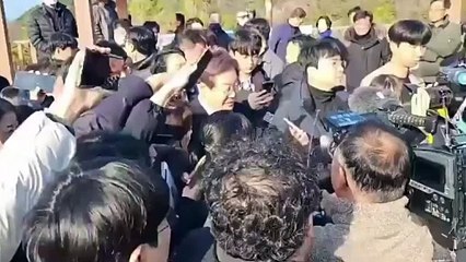 Güney Kore'de muhalefet lideri boynundan bıçaklandı