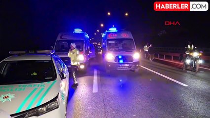 TEM Otoyolu'nda kaçak göçmenleri taşıyan araç polis otosuna çarptı