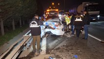 Kaçak göçmenleri taşıyan araç, polis aracına çarptı
