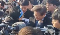 อุกอาจ คนร้าย บุกแทงคอ 'ผู้นำฝ่ายค้าน' เกาหลีใต้ กลางวงนักข่าว