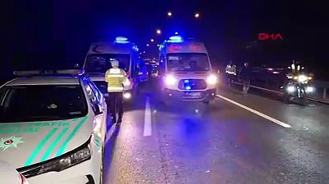 Kaçak göçmenleri taşıyan araç, polis otosuna çarptı: Yaralılar var