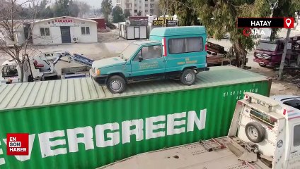 Hatay'da ilginç görüntü: Konteyner üzerindeki aracı gören bir daha bakıyor