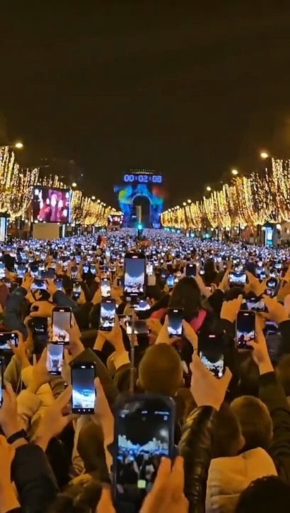 La video du feu d'artifice des Champs Elysées pour le 31 choque les internautes...