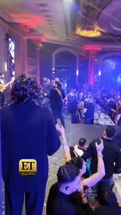 معجب يقتحم مسرح حفل هيفاء وهبي ليلة رأس السنة ورد فعلها يعجب الجمهور