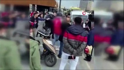 Halk otobüsü şoförü ve motosiklet sürücüsü sokak ortasında yumruk yumruğa birbirine girdi