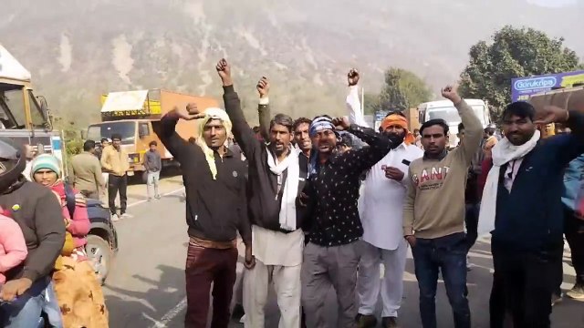 ड्राइवरों ने कहा ये काला कानून: लगाए मुर्दाबाद के लगाए नारे, देखें ये वीडियो