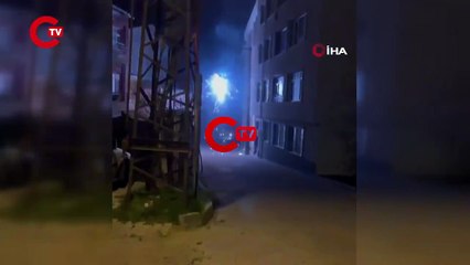 Trafo bomba gibi patladı Kıvılcımlar sokağı aydınlattı