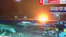 Tokyo Havalimanı'nda içinde 300 yolcusu bulunan uçakta yangın çıktı! Ekipler alevlere müdahale ediyor