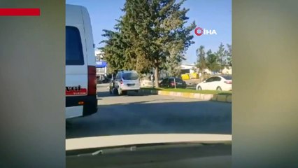 Hasarlı otomobili forklift ile taşıdılar