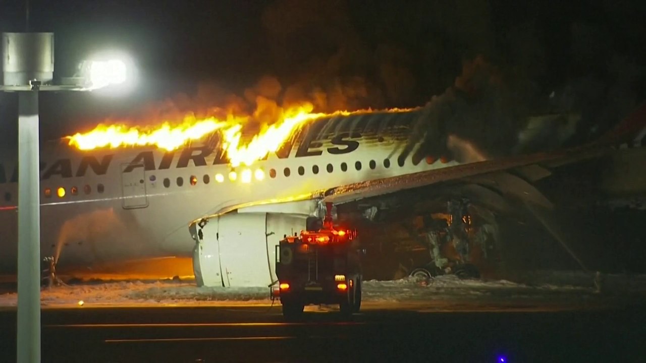 Un avion de ligne prend feu à l’aéroport de Tokyo après une collision