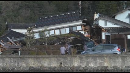 Скачать видео: Almeno 48 morti per sisma in Giappone, revocato allarme tsunami