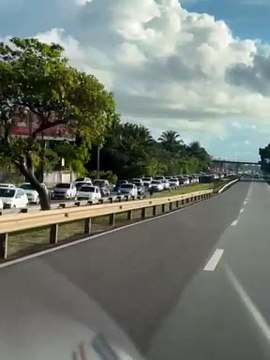 Veículos formam longa fila em pedágio após réveillon