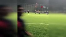 Futbol turnuvası boks maçına döndü...Tekme ve yumruklar havada böyle uçuştu