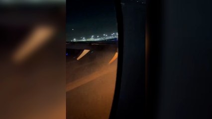 Tokyo'da pistte yanan uçağın içinden görüntüler