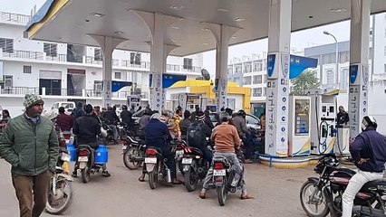 पेट्रोल पंप पर लाइन