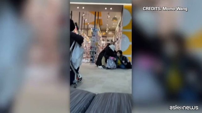 Il momento in cui il sisma ha colpito il Giappone, la gente in fuga