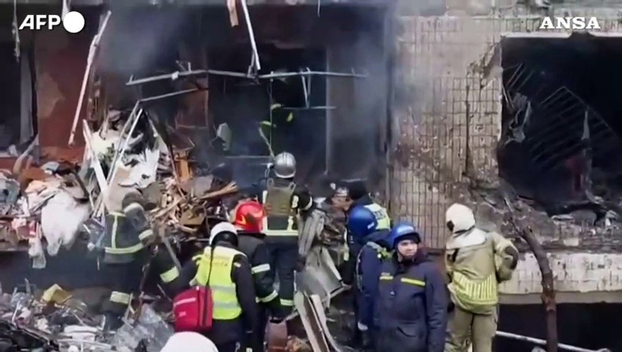 Kiev, i soccorritori evacuano i civili dalle case