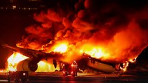 Momento en el que un avión de Japan Airlines se incendia en el aeropuerto