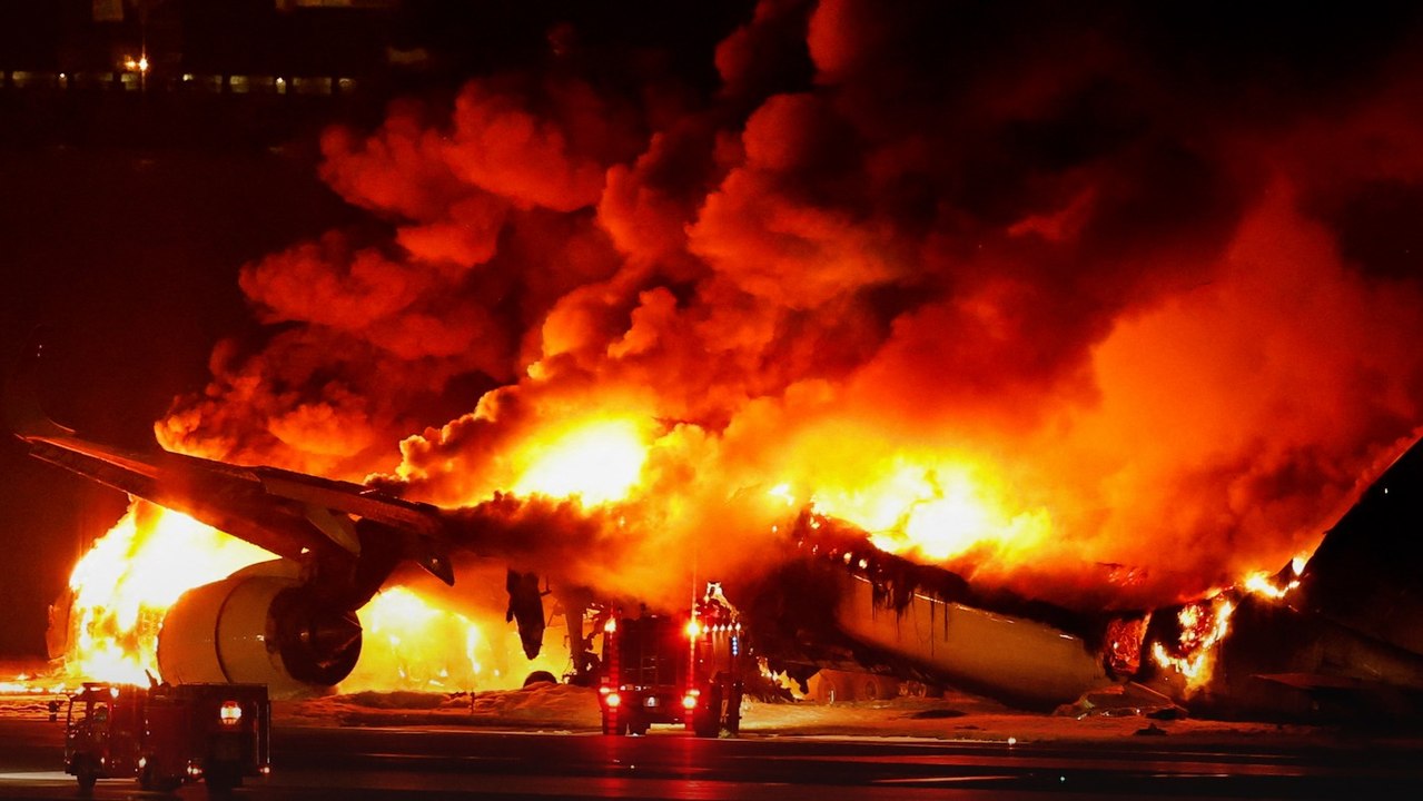 Momento en el que un avión de Japan Airlines se incendia en el aeropuerto