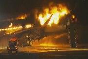 Giappone, aereo in fiamme a Tokyo: palla di fuoco in pista - video