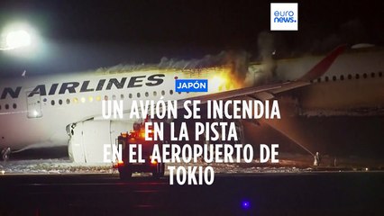 Avión envuelto en llamas en Japón circulando por las pistas de un aeropuerto
