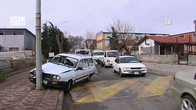 Uşak'ta aydınlatma direğine çarpan otomobildeki çift yaralandı