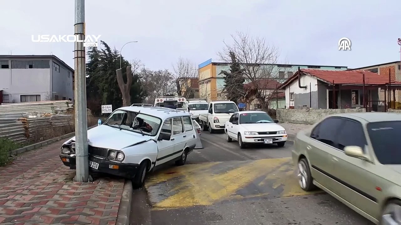 Uşak'ta Otomobil Aydınlatma Direğine Çaptı 2 Yaralı!