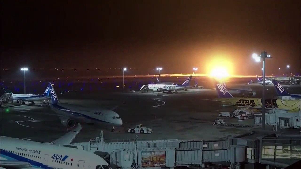 Un avión de Japan Airlines chocó contra una aeronave militar y se incendió en Tokio: hay cinco muertos