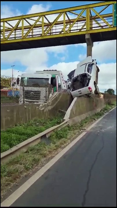Motorista que estava sem cinto perde controle da caminhote, sobe em anteparo e morre no local
