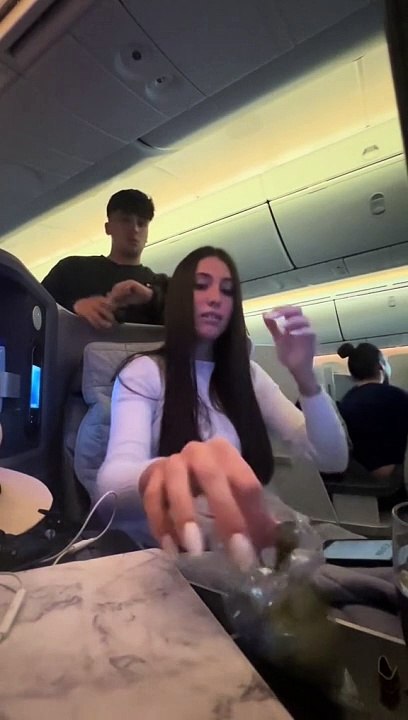 Jovem passa Ano Novo em avião. Momento de comer 12 passas não correu bem