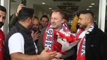 Antalyaspor'un yeni teknik direktörü Sergen Yalçın Antalya'ya geldi