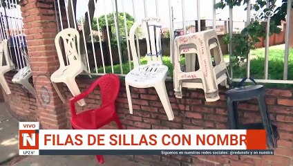 Padres reservan espacios con sillas en colegios con el objetivo de inscribir a sus hijos