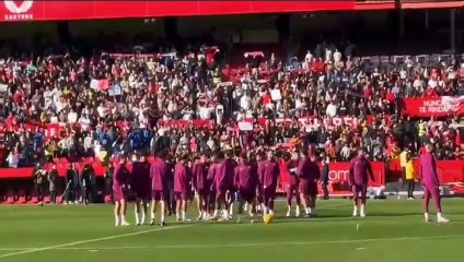 Sergio Ramos entrena y 'canta' para deleite de los aficionados sevillistas