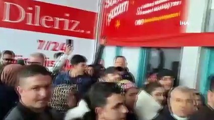 Kapı bile dayanamadı! Fiyatı sadece 1 TL olunca bakın neler oldu