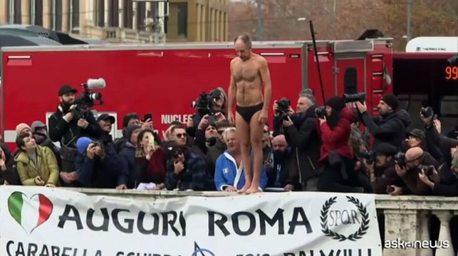 Il tradizionale tuffo nel Tevere il primo dell'anno