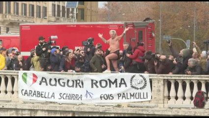 Il tradizionale tuffo nel Tevere il primo dell'anno