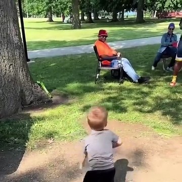 Ce petit garçon apporte de la bonne humeur lors d'un barbecue