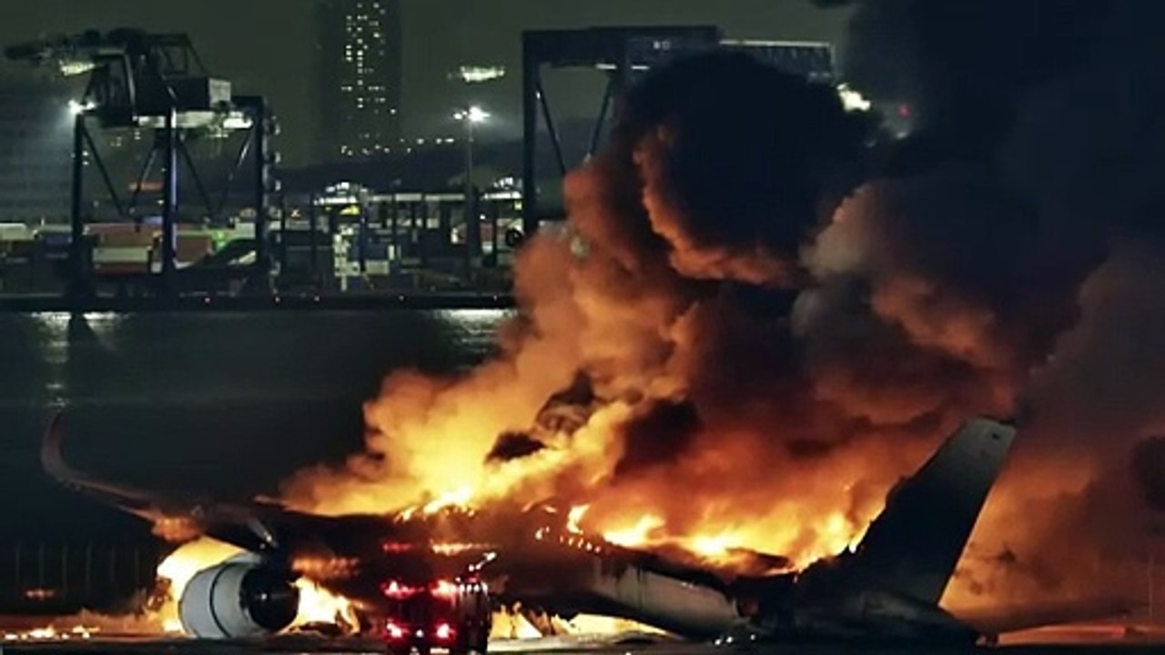 Collision Mortelle au Sol Enflamme un Avion de Japan Airlines à l'Aéroport de Haneda